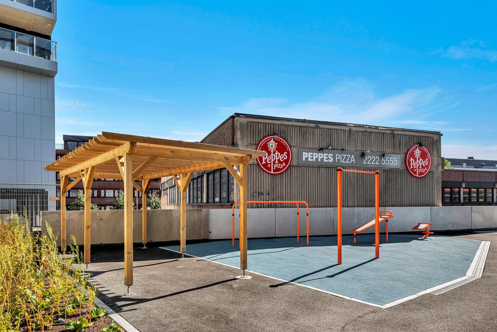 Moderne lekestativer og grønne lunger i kort avstand. Galleribilde