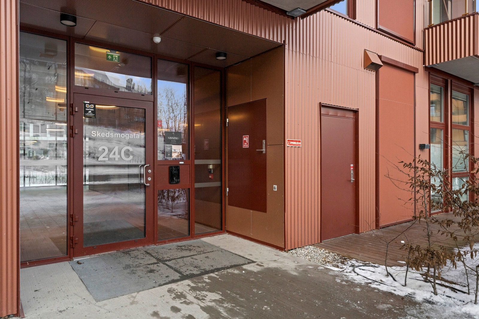 Boligprosjektet som sto ferdig høsten 2022 med 161 nye leiligheter, og er plassert i en trang situasjon mellom Kampen og Ensjø, mellom T-banen og toglinja. Bo midt i smørøyet! Galleribilde