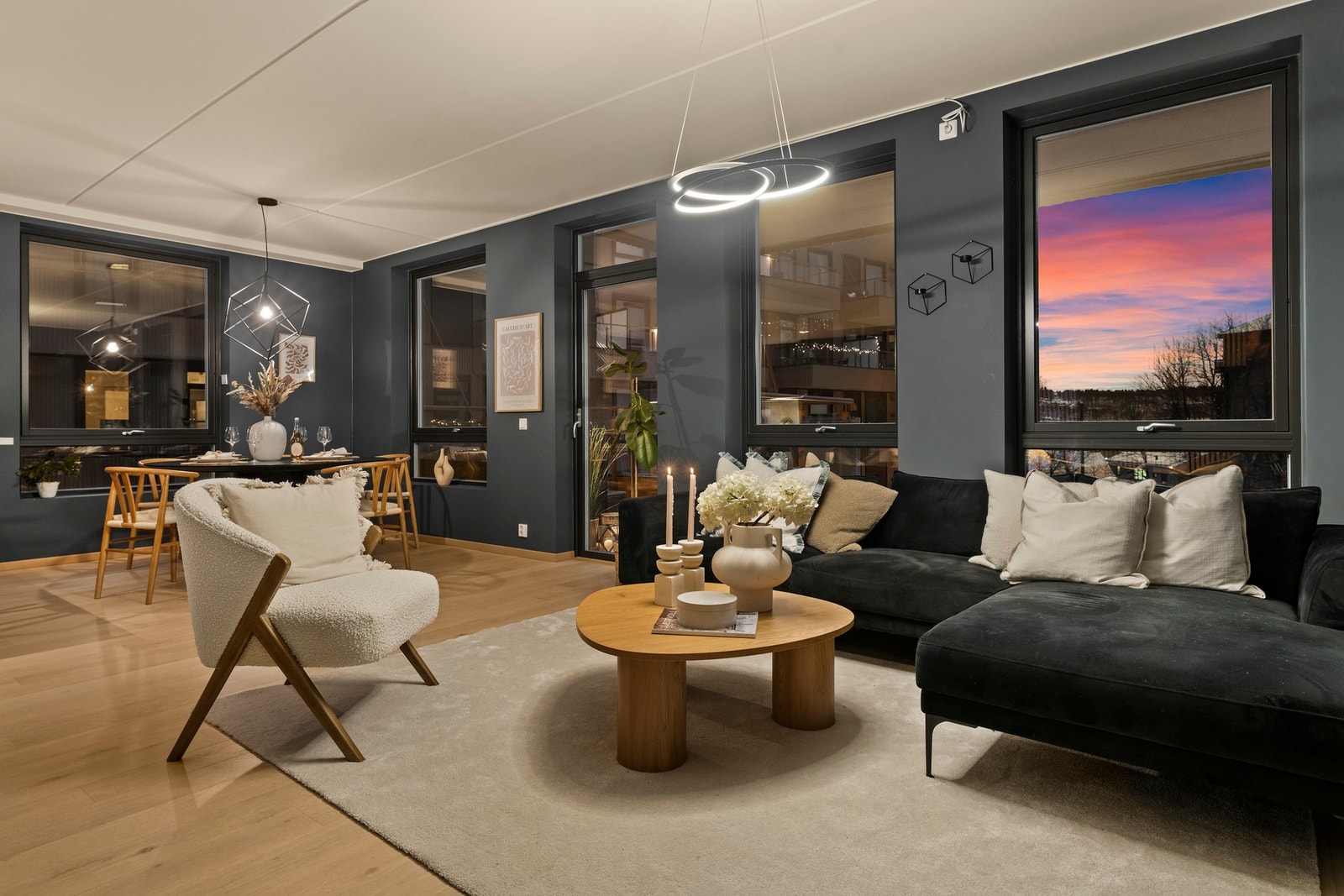 Stuen er av svært god størrelse og har utgang til en flott balkong. Galleribilde