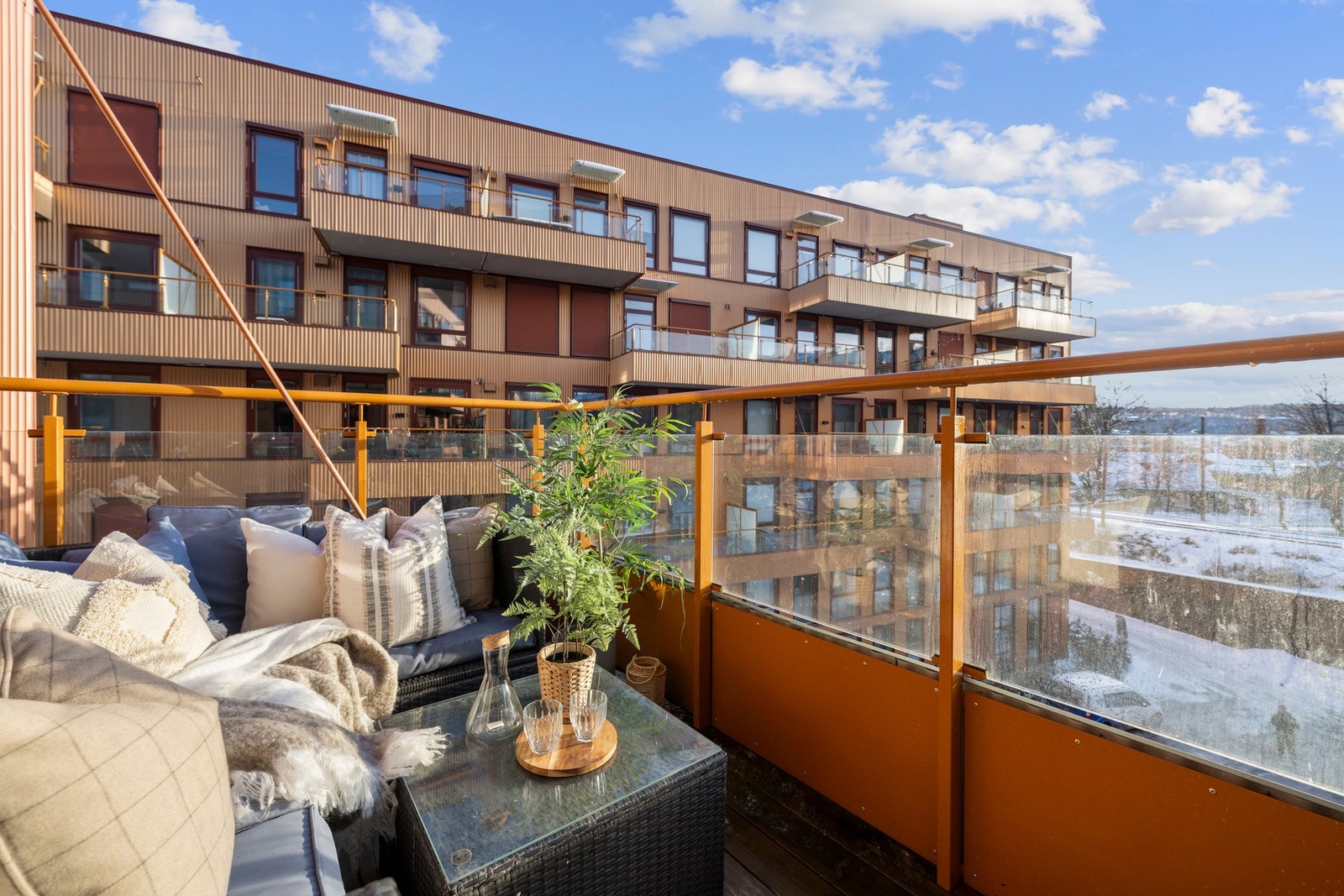 Uteplassen inviterer til grill og kos. Galleribilde