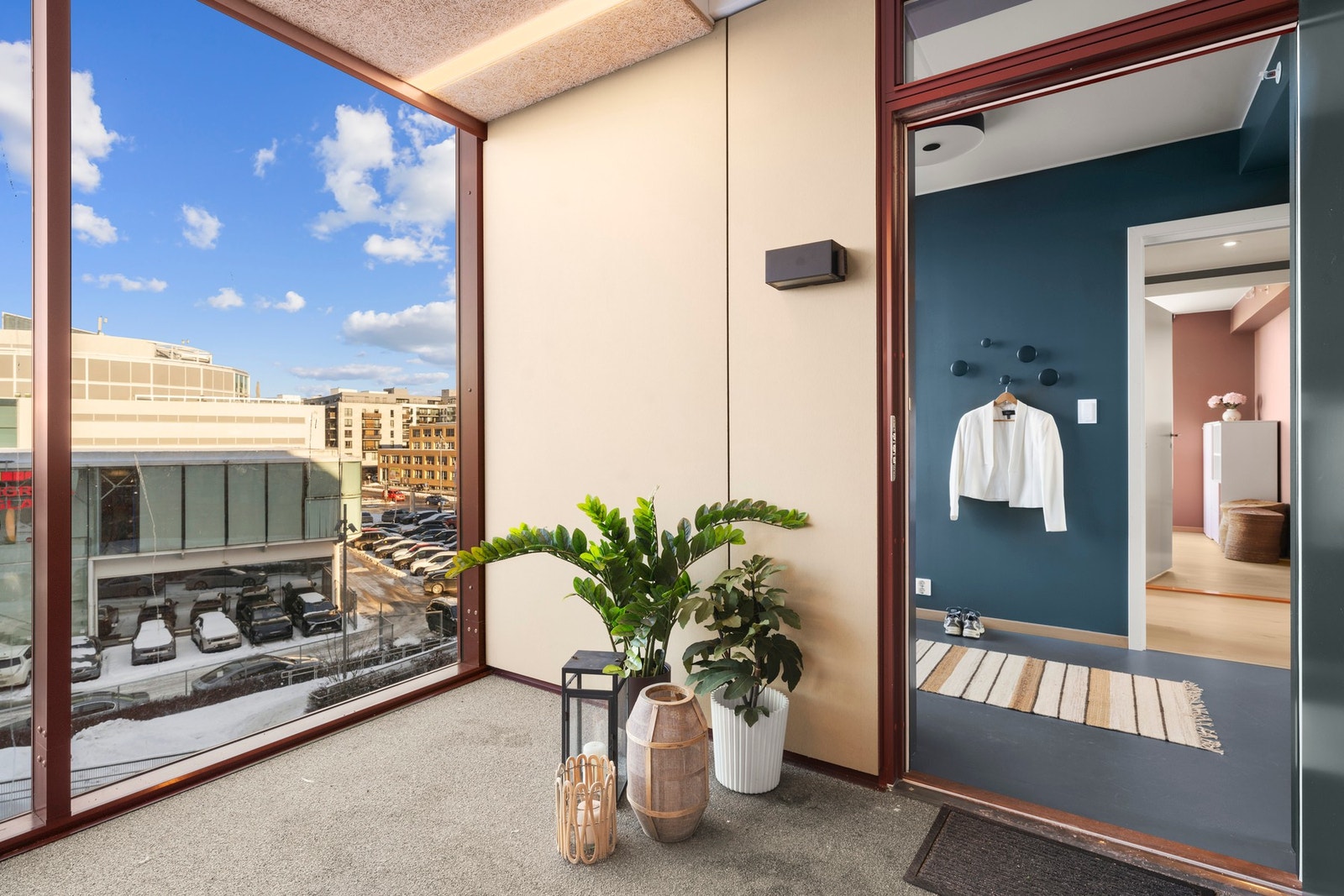 Velkommen til Tigergården, et av signaturene er deilig adkomst gjennom innglasset svalgang, da leiligheten er i enden av korridoren benyttes svalgangen som en stor forlengelse av inngangspartiet. Galleribilde