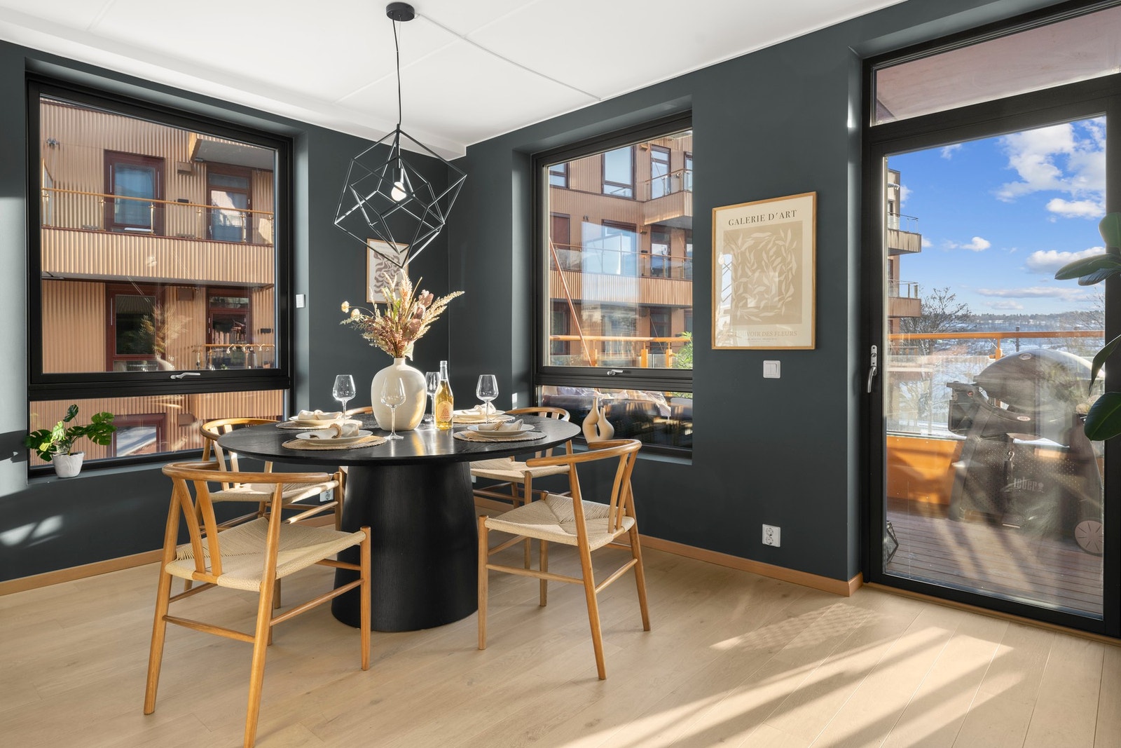 Tydelige soner med god plass til spisebord, større sofagruppe, og kjøkkenbenk for servering og kokkelering. Galleribilde