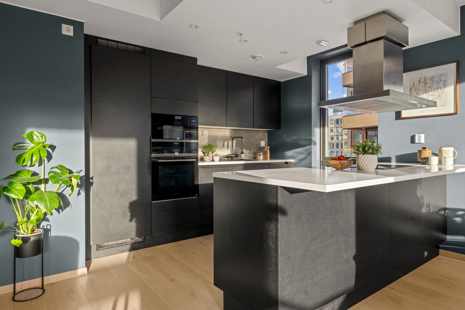 Skreddersydde og påkostede løsninger med både praktisk og stilig kjøkkenøy løsning. En stor favoritt blant dagens eiere. Galleribilde