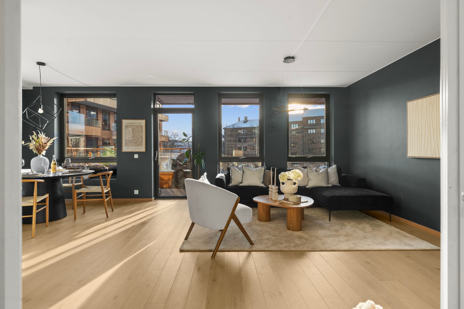 Stuen byr på en sjelden romfølelse for en 4-roms her er gulvarealet avsatt til området du bruker mest tid! Galleribilde