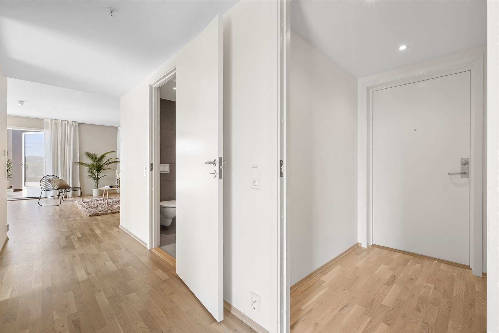 Leiligheten har en lys entré, med plass til å henge fra seg yttertøy. Galleribilde