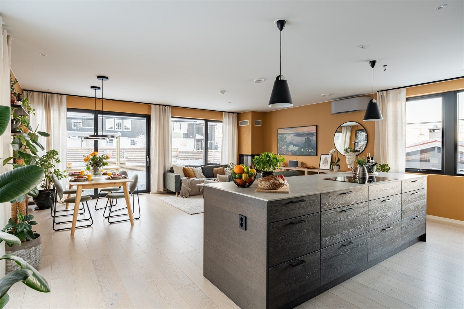 Store skyvedører ut mot hagen, og terrassen skaper en sømløs flyt mellom inne og ute. Ny og stilren varmepumpe (Toshiba signatur med wifi smartstyring) fra 2024 sørger for god temperatur, både sommer og vinter. Galleribilde