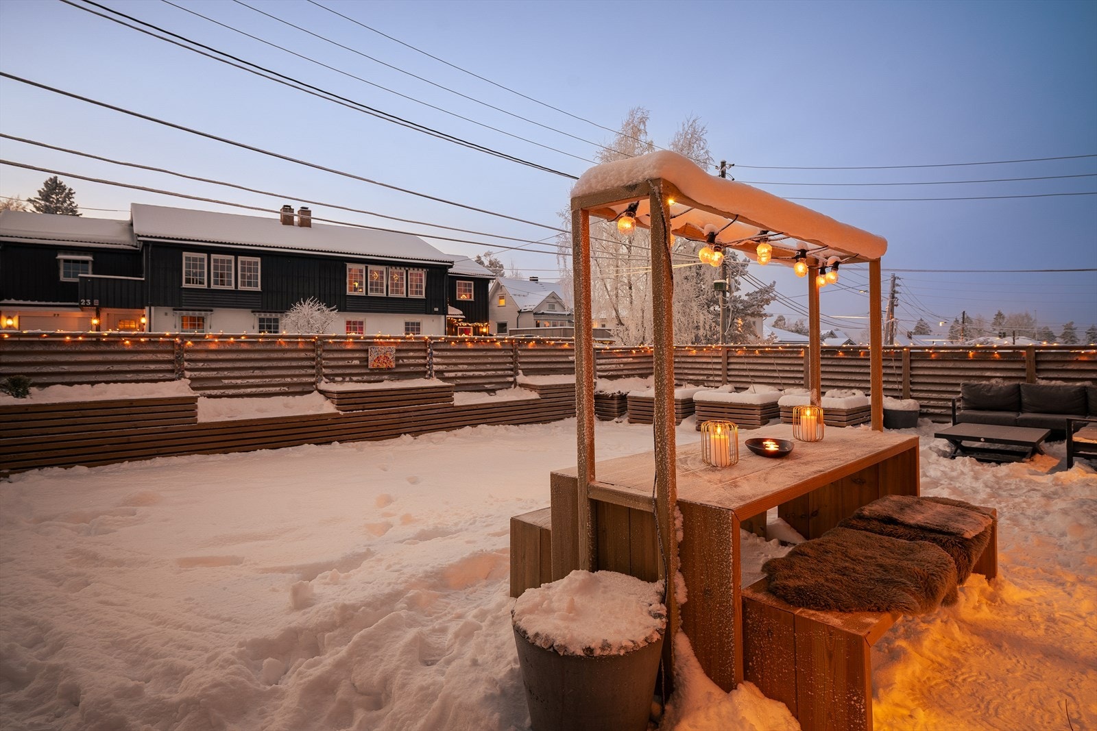 Solrik markterrasse og hage vendt mot sør-vest. Det spesialbygde trebordet kan følge boligen og skaper et naturlig samlingspunkt for måltider utendørs. Her er det enkelt å invitere til hyggelige sommerkvelder. Galleribilde