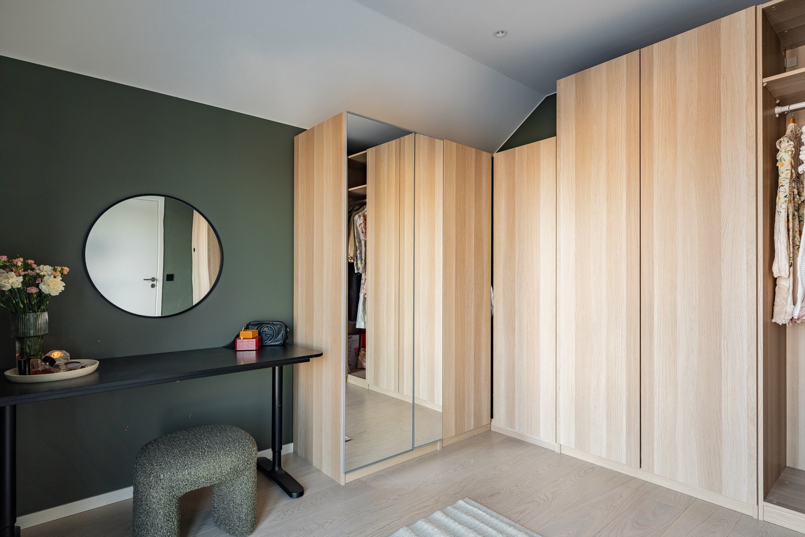 Plass til alt - og litt til. Romslig walk-in closet med skreddersydde løsninger i lys eik. Her får klær, sko og tilbehør sin fortjente plass, og morgenstresset forsvinner. Galleribilde