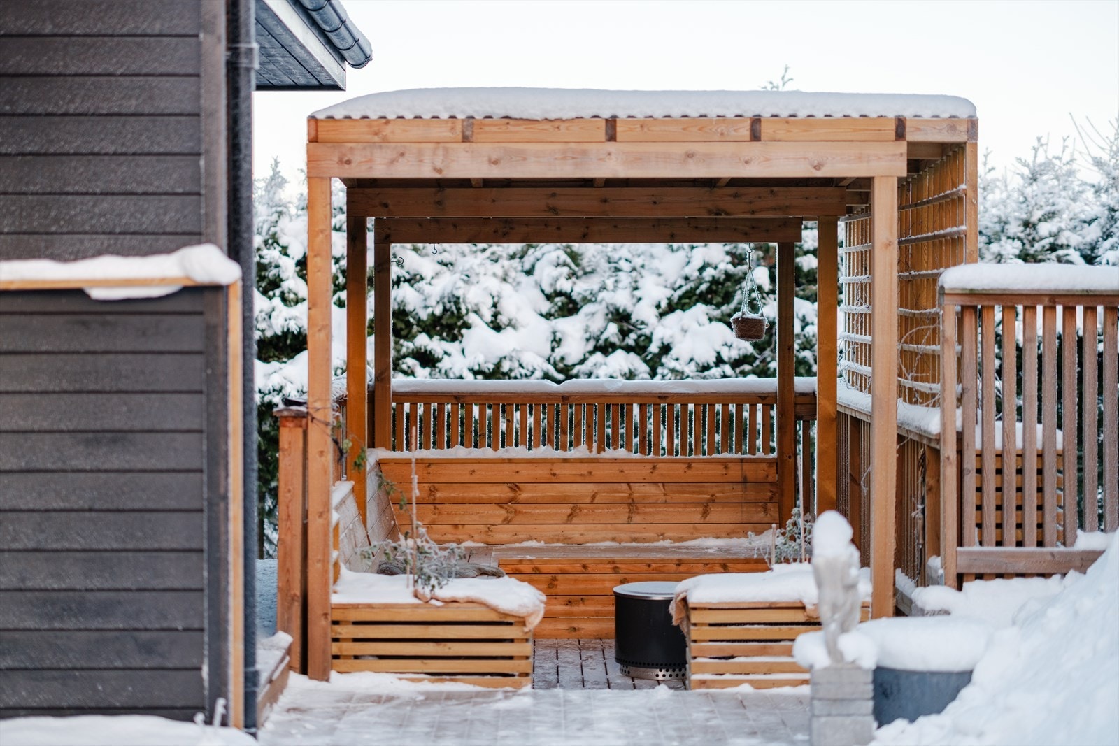 Utestuen kan brukes hele året, og har ekstra lagringsplass under benkene. Bålpanne, saueskinn og varme drikker gjør selv de kaldeste dagene til hyggelige samlingspunkter. På sommeren er dette stedet hvor morgenkaffen nytes i morgensolen. Galleribilde