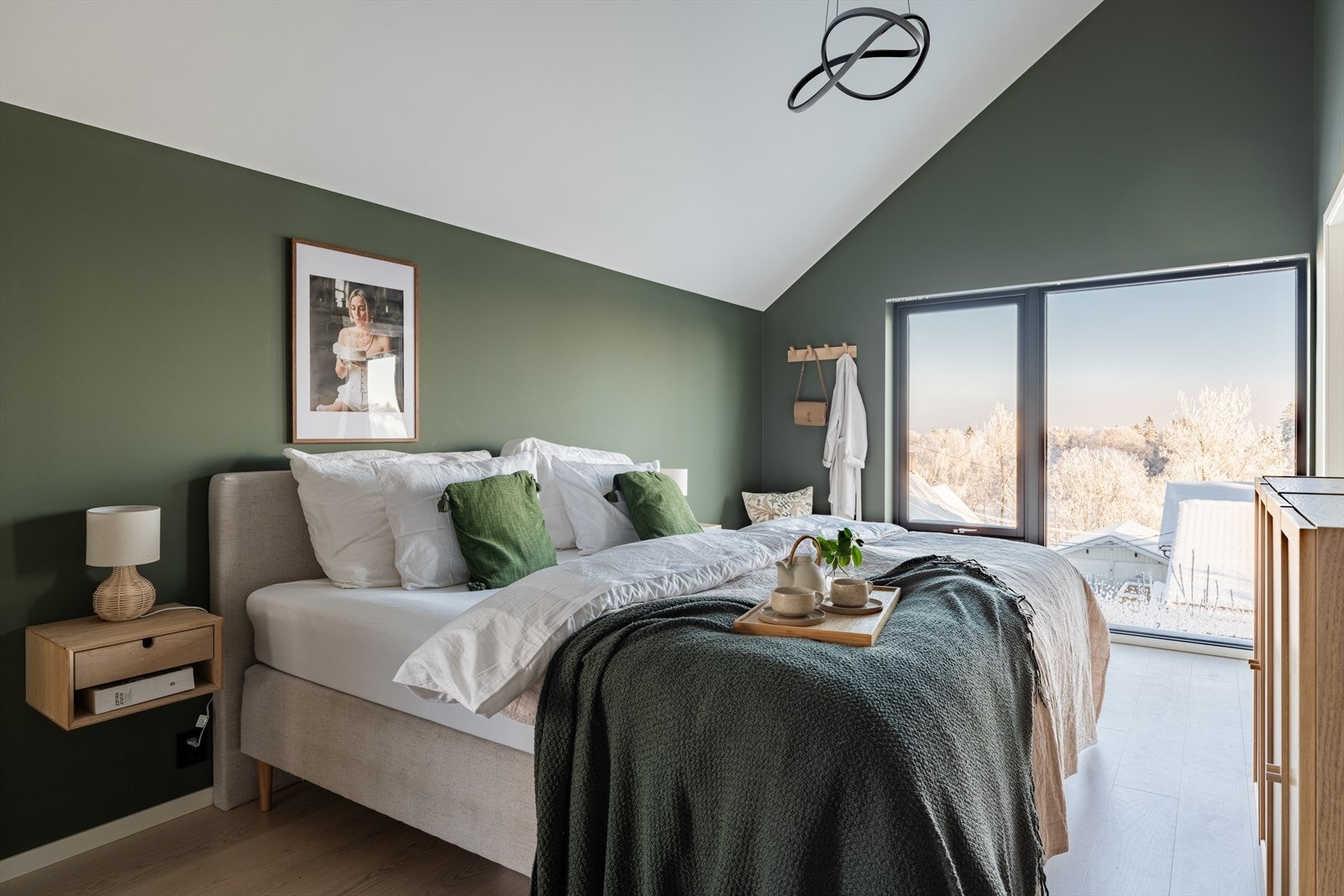 Master bedroom er en egen sone av huset - med direkte tilgang til walk-in garderobe og luksuriøst masterbad. Dempet fargepalett og store vinduer skaper en rolig og eksklusiv atmosfære. Galleribilde