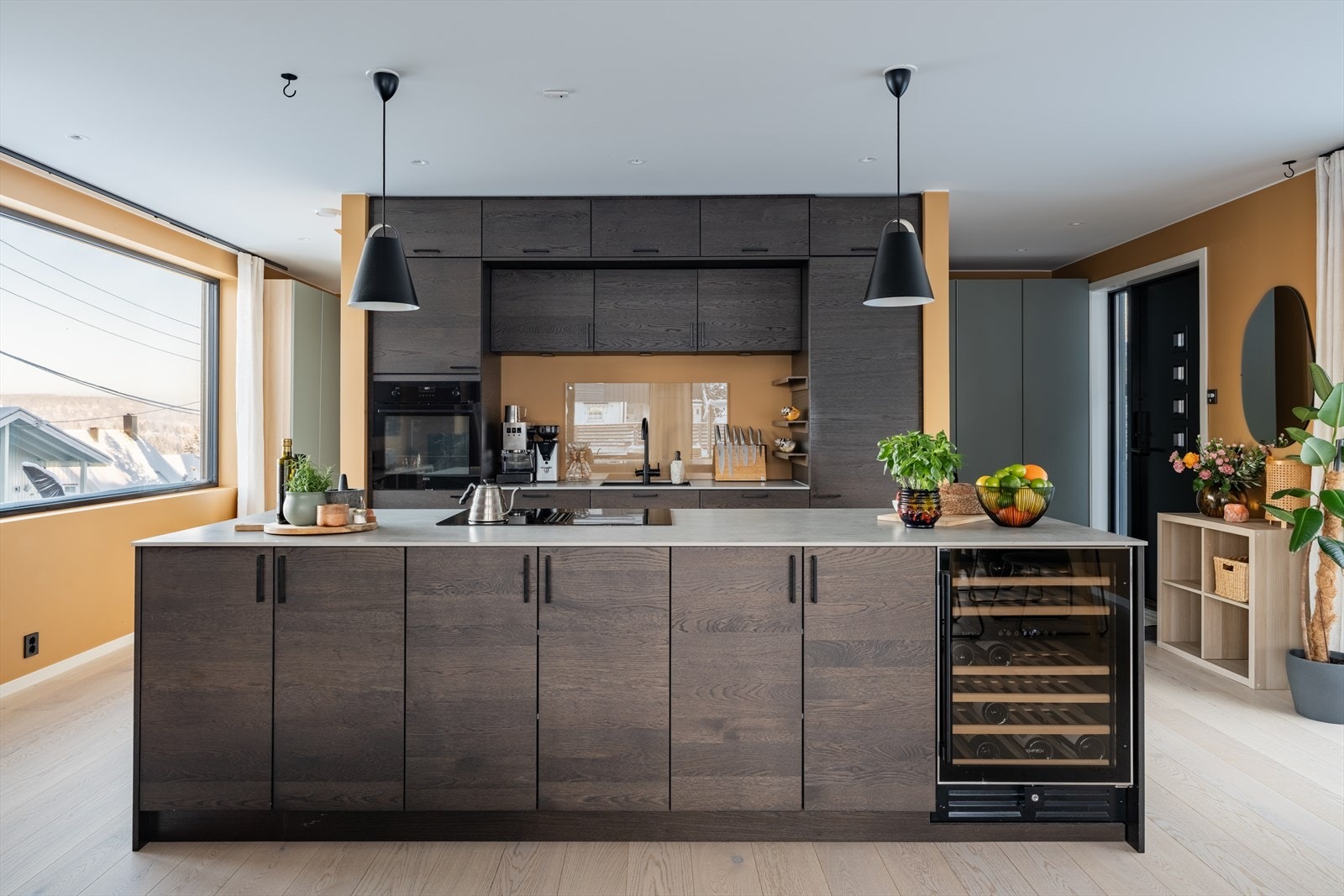 Benkeplate i keramikk og lampetter fra Louis Paulsen (kan medfølge etter avtale) Galleribilde