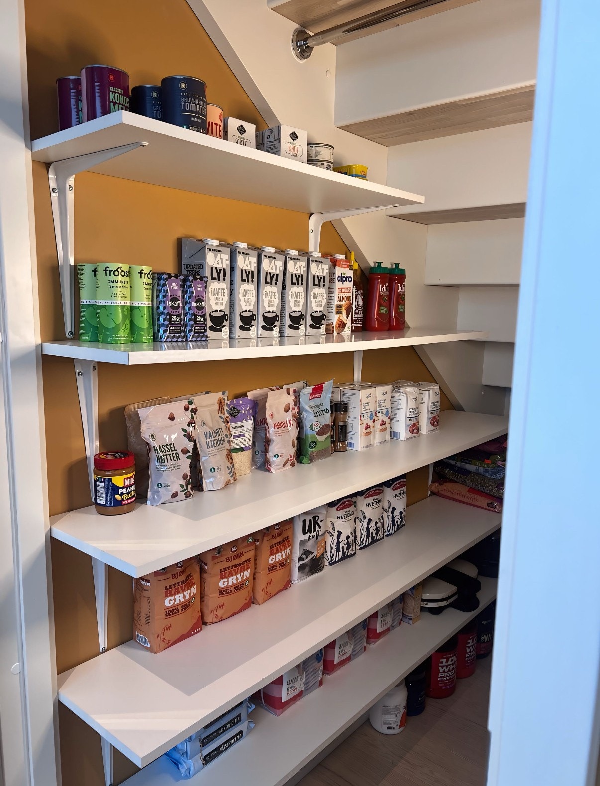 Perfekt oppbevaringsrom under trapp. Galleribilde