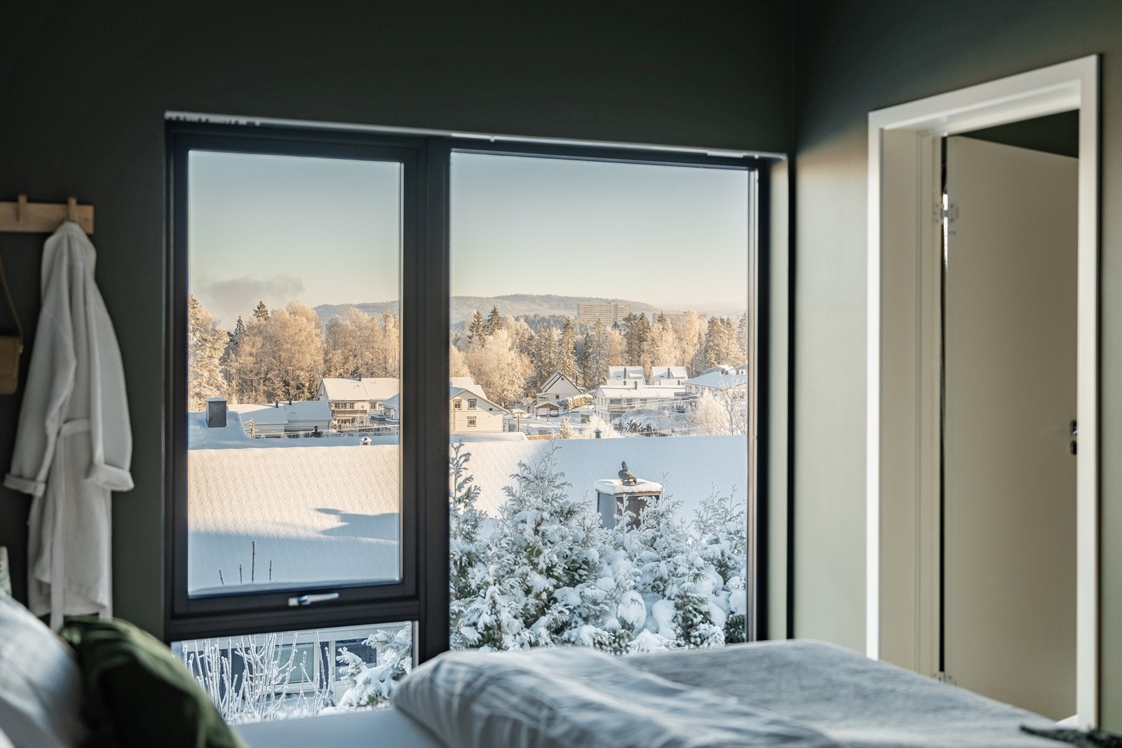 Master bedroom er en egen sone i huset, med direkte tilgang til walk-in garderobe og luksuriøst masterbad med dobbeldusj og dobbel servant Northern Mystic fra Jotun på veggene og store vinduer skaper en rolig og eksklusiv atmosfære. Galleribilde