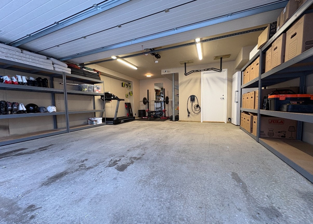 Stor dobbelgarasje med treningskrok og masse lagringsplass. Galleribilde