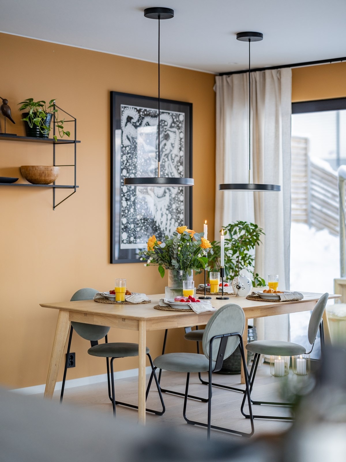 Søndagsfrokosten har fått sitt faste sted. Ferske rundstykker, nypresset juice og utsikt til en snødekt hage. Selv de trøtteste mandager starter bedre ved dette bordet. Galleribilde