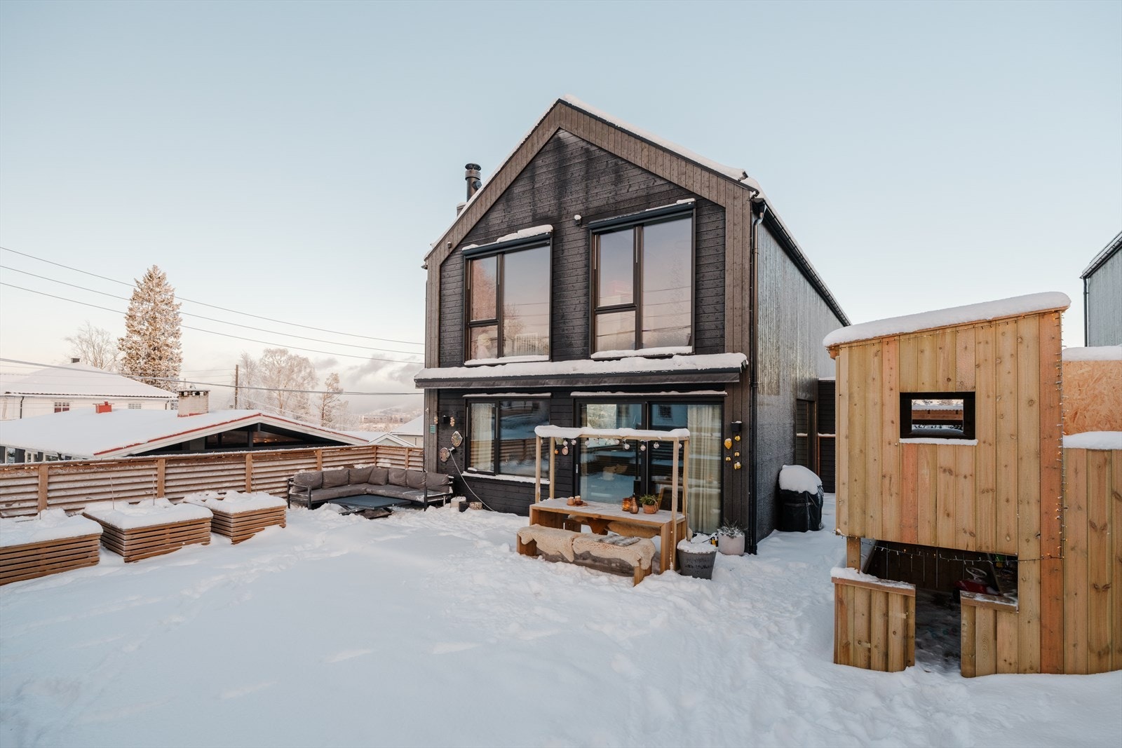 Vestvendt markterrasse og privat hage med ferdigplen. Flere soner for lek, grilling og avslapning. Her kan du nyte solen til den går ned. Galleribilde