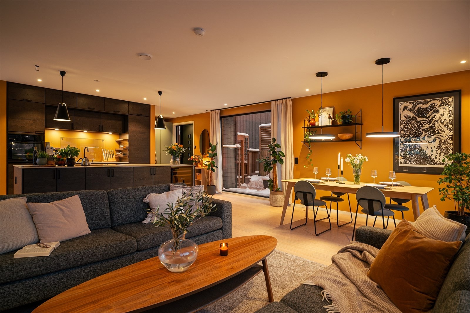 Romslig stue med moderne peisovn fra Peisselskapet som gir effektiv varme. Balansert ventilasjon sørger for et behagelig inneklima året rundt. De store vinduene binder inne- og uteområder sammen og gir rommet en luftig og harmonisk atmosfære. Galleribilde