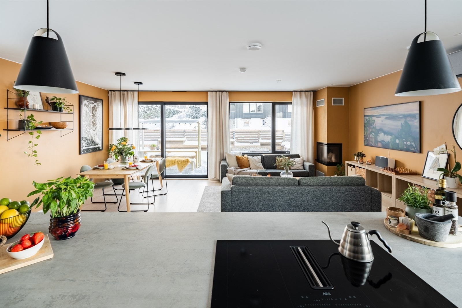 Matlaging med panorama. Fra denne arbeidsplassen ser du rett ut i stuen og videre til hagen. Sosial matlaging på sitt beste! Her hakker du grønnsaker mens barna leker trygt i den inngjerdete hagen eller bygger Lego på stuegulvet. Galleribilde