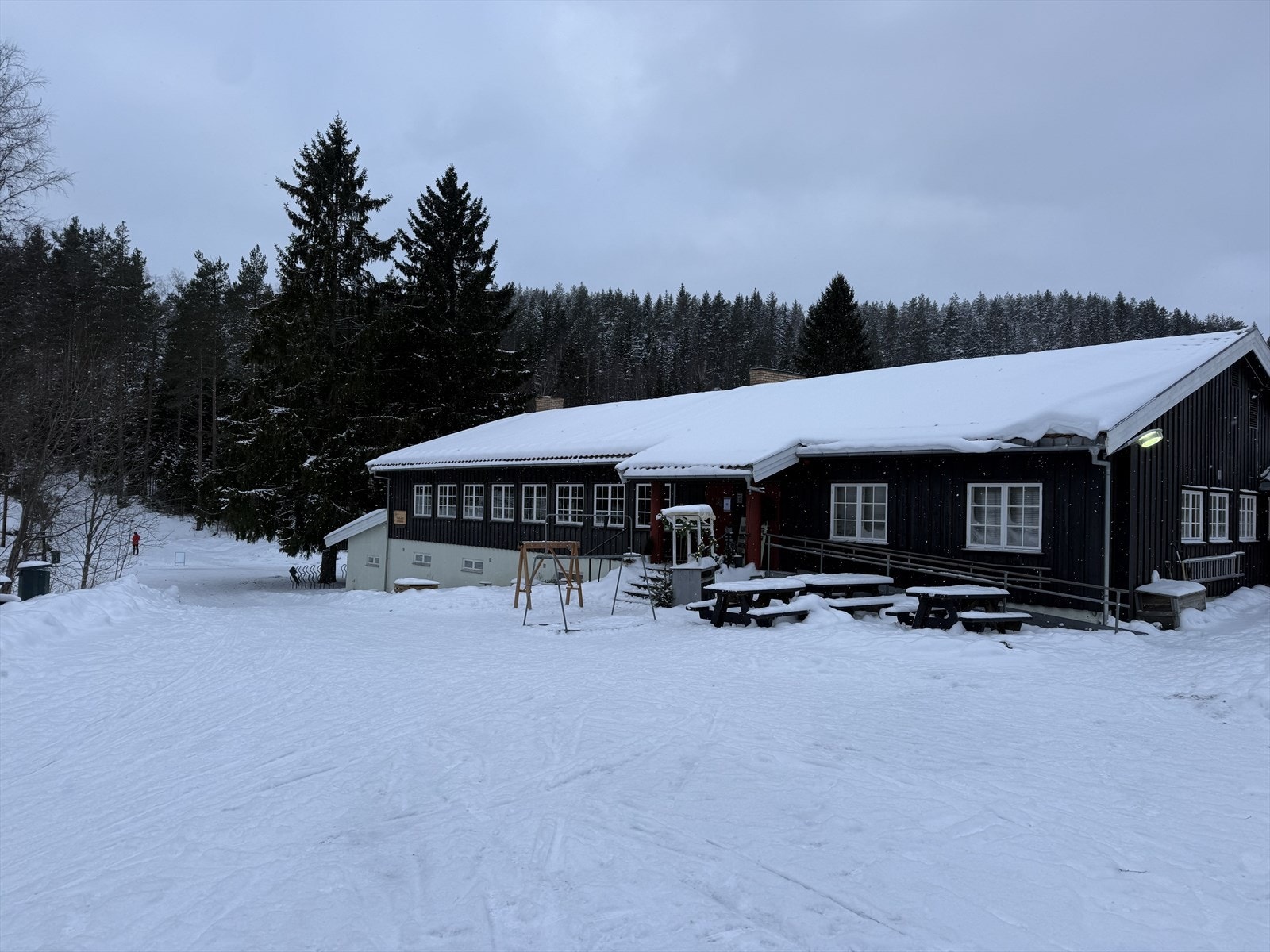 Mariholtet skistue. Galleribilde