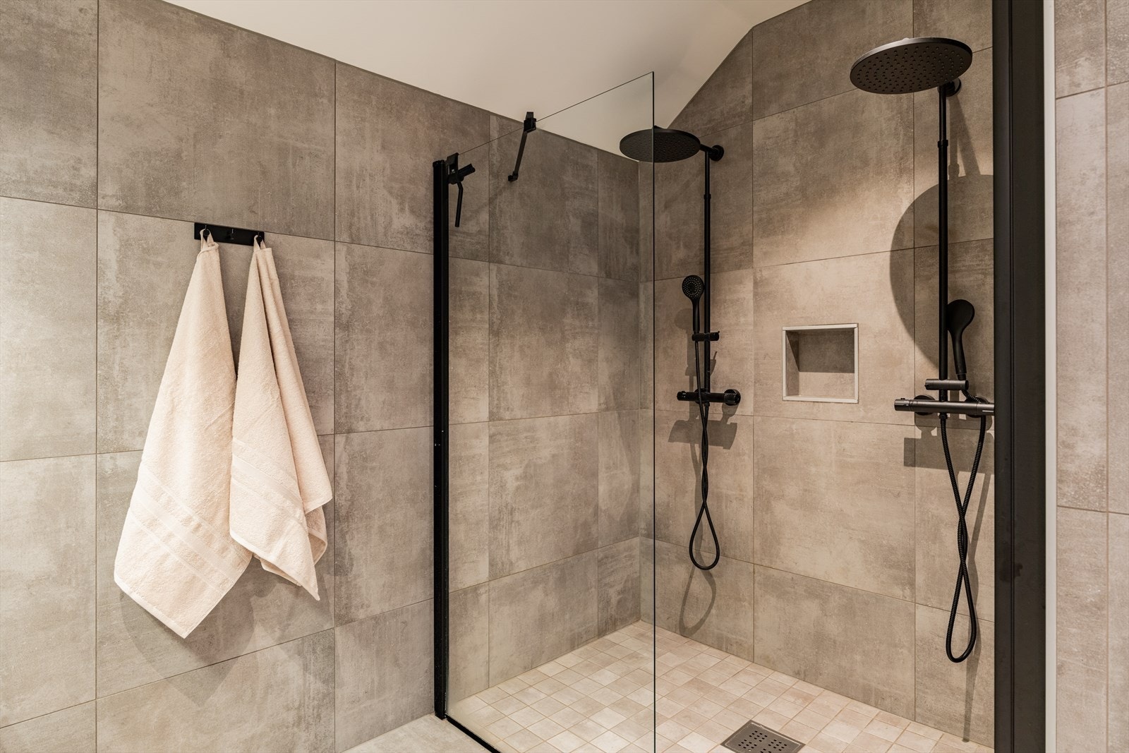 Luksus fra første morgenstund. Dobbeldusj gjør morgenstresset litt enklere. Innfelt hylle gir et moderne uttrykk og gjør det enkelt å holde dusjområdet ryddig. Galleribilde