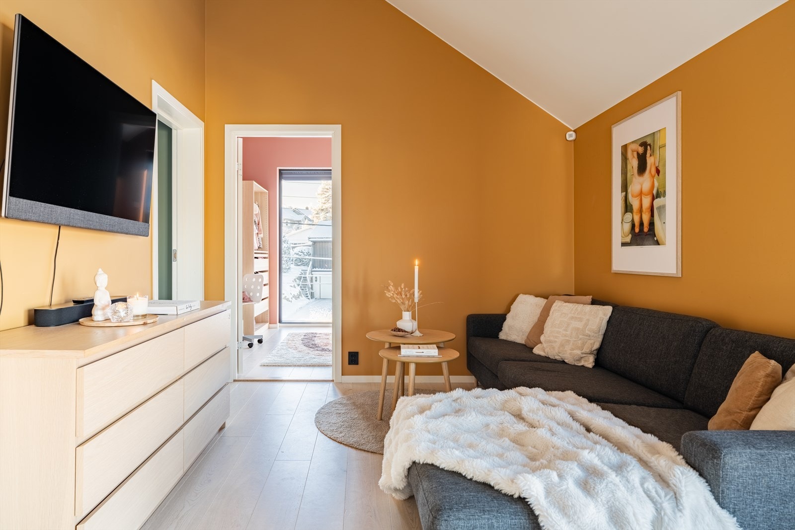 Ekstra stue = ekstra muligheter. Intim TV-stue i 2. etasje med samme gjennomførte fargepalett. Perfekt som tenåringshjørne, hjemmekontor eller rolig lesekrok. Skråtak gir sjarm, store vinduer gir lys. Galleribilde