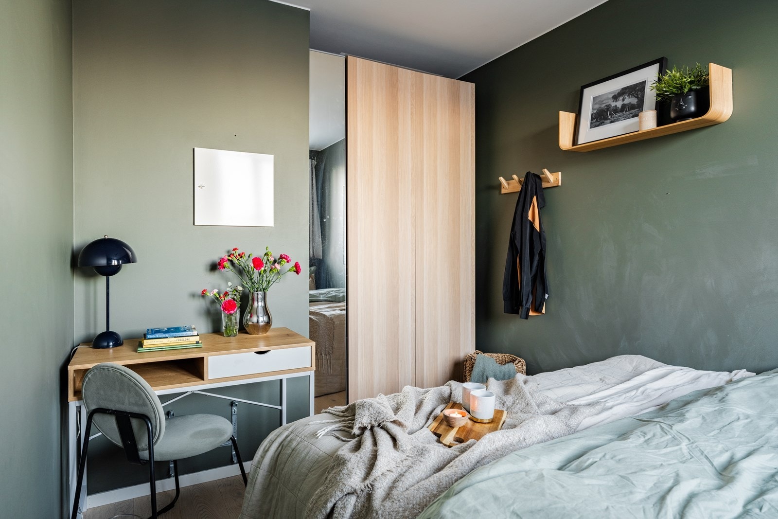 Romslig soverom i utleiedel med plass til hjemmekontorløsning og garderobe. Galleribilde