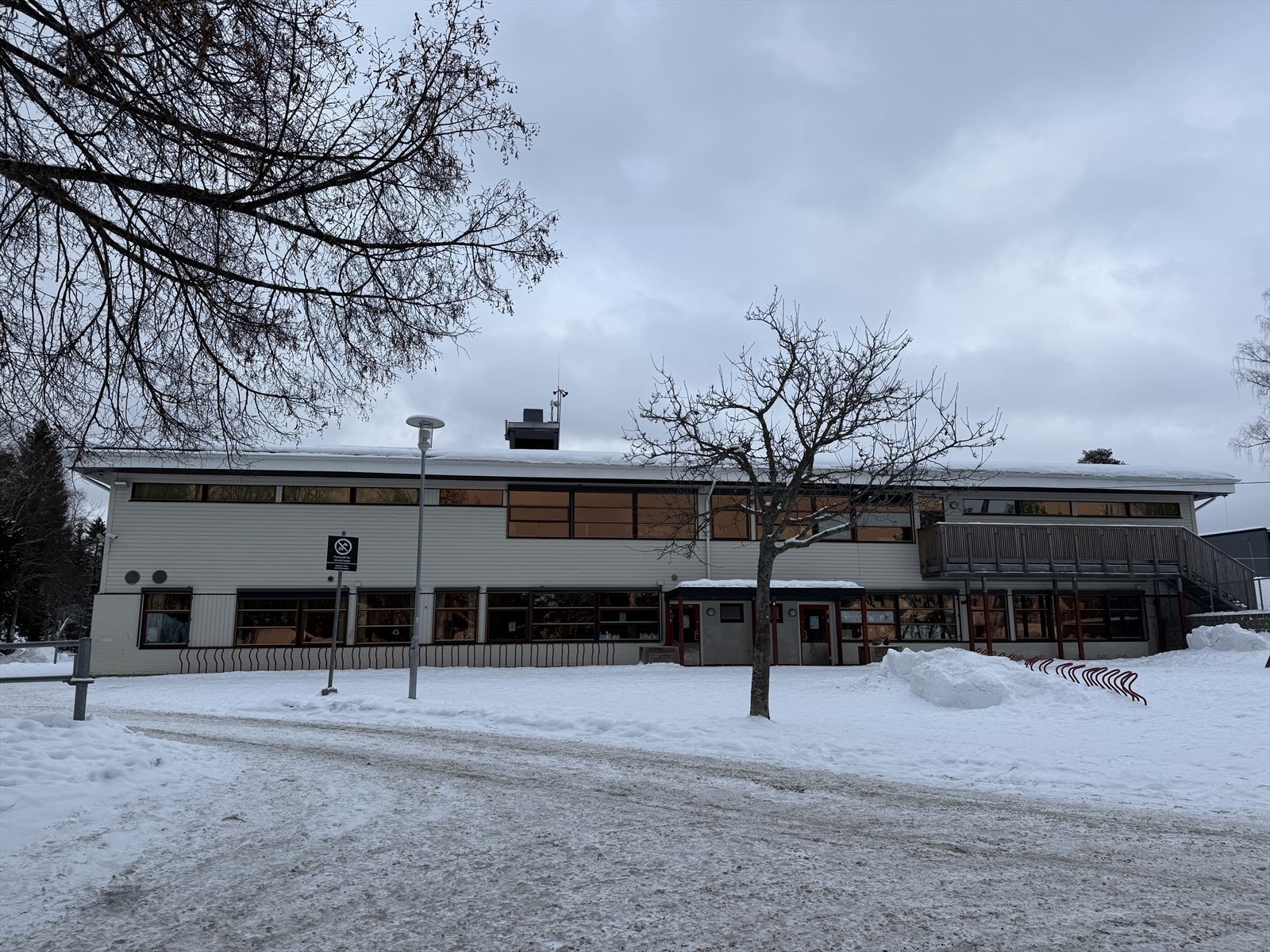 Rasta barneskole. Hyggelig og veldrevet barneskole for 1-7 trinn. Store uteplasser med fotballbaner, klatrestativer og en rekke muligheter for barna. Galleribilde