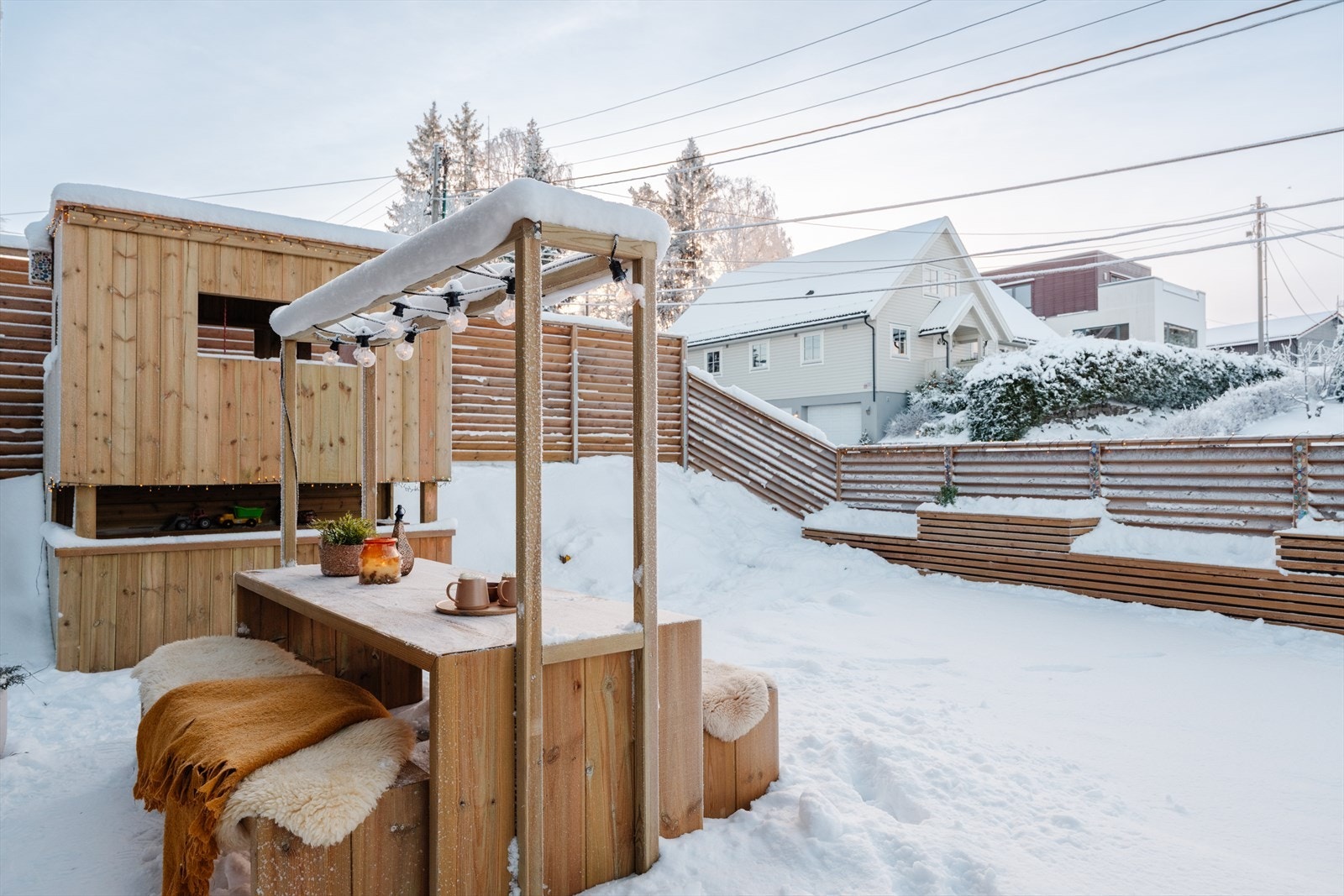 En trygg og skjermet hage med plass til lek, snømannen og sommerdagene. Lekestuen er et høydepunkt for barna - og samtidig har du full oversikt fra terrasse og kjøkken. Rasta er et barnevennlig område med kort vei til skoler, butikker og idrettsanlegg. Galleribilde