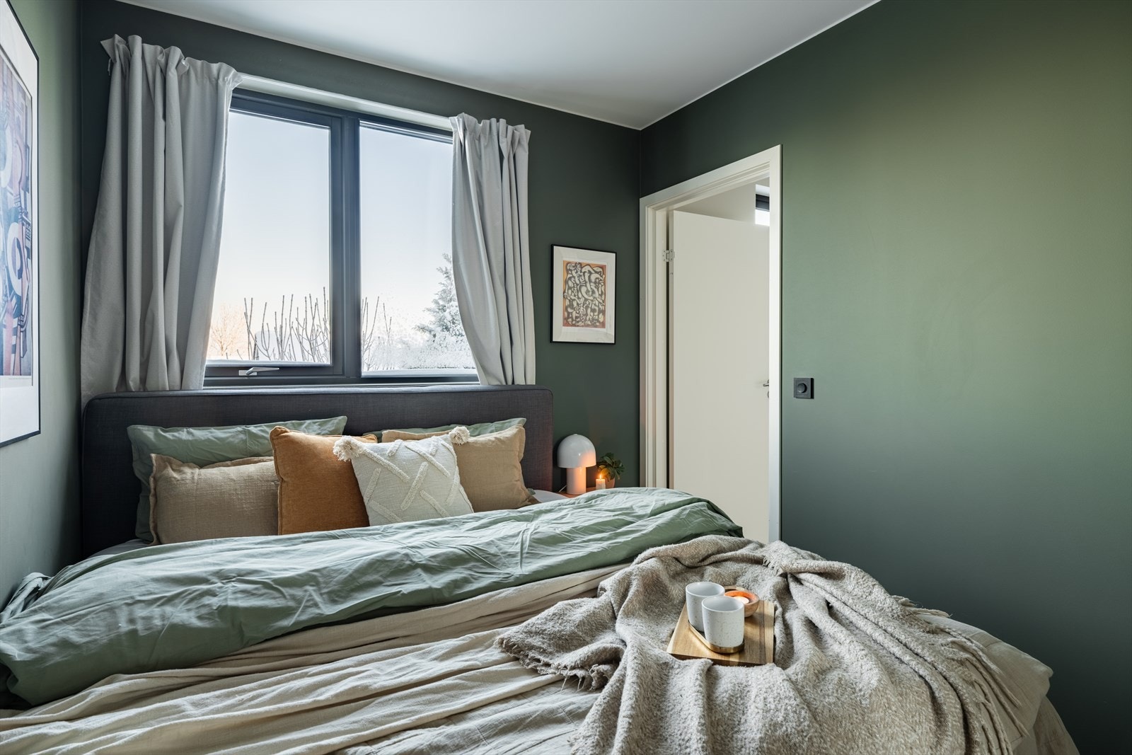 Gjennomført til minste detalj. Selv hybeldelen har fått samme omtanke for farger, materialer og finish. Soverommet i Northern Mystic fra Jotun byr på ro og kvalitet. Galleribilde