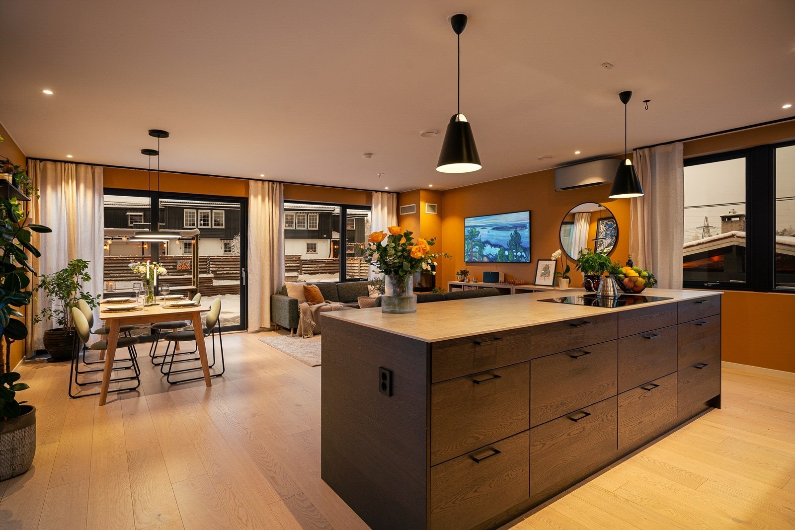 Profesjonelt utstyrt, elegant utført. Fullt integrerte hvitevarer, romslig benkeplass og gjennomtenkt oppbevaring. Den mørke eikefronten møter den sennepsgule veggen i perfekt harmoni. Galleribilde