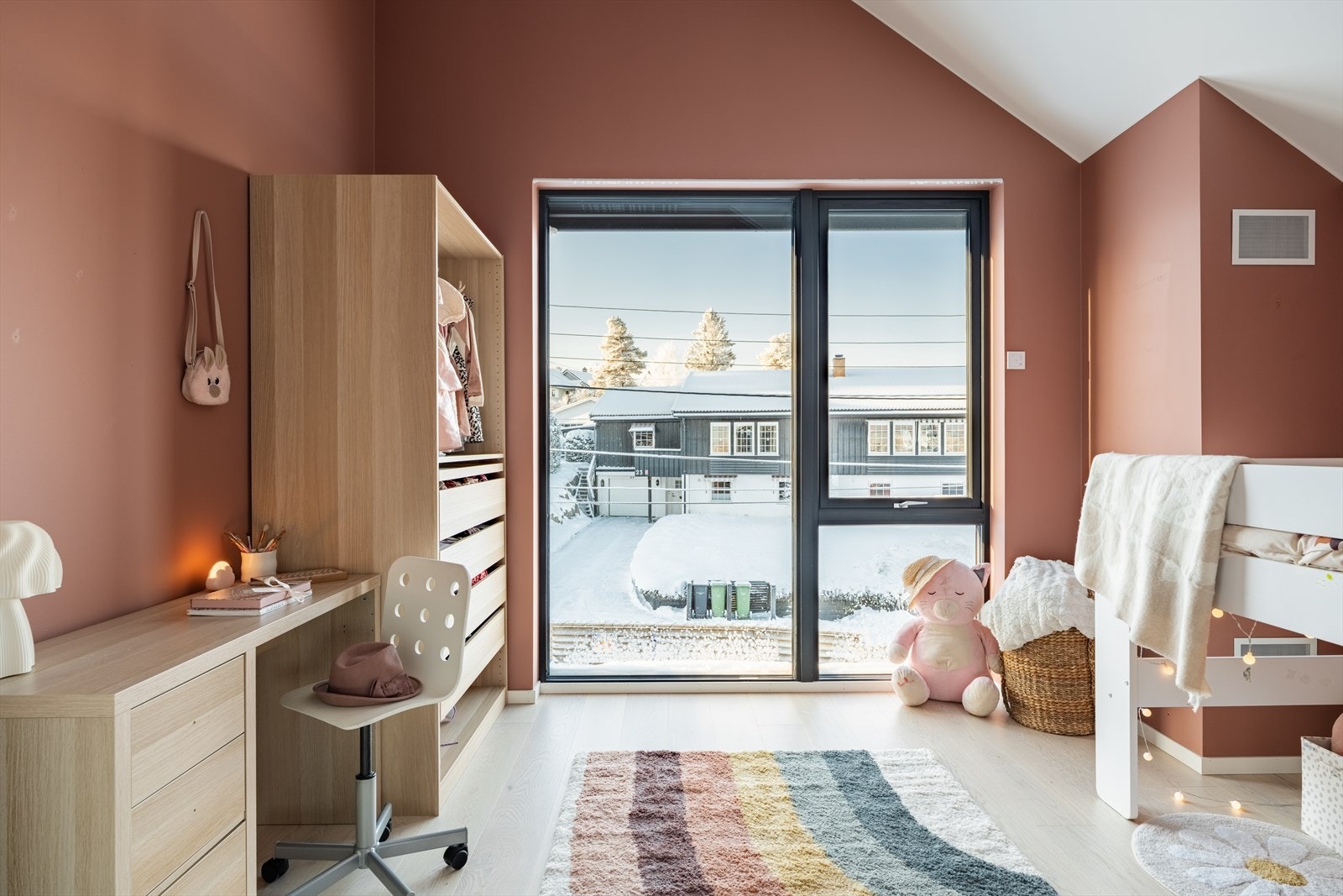 Lyst og innbydende barnerom med gjennomført fargevalg og gode vindusflater. Alle soverom leveres med samme kvalitetsstandard som resten av boligen, inkludert eikeparkett og balansert ventilasjon. Galleribilde