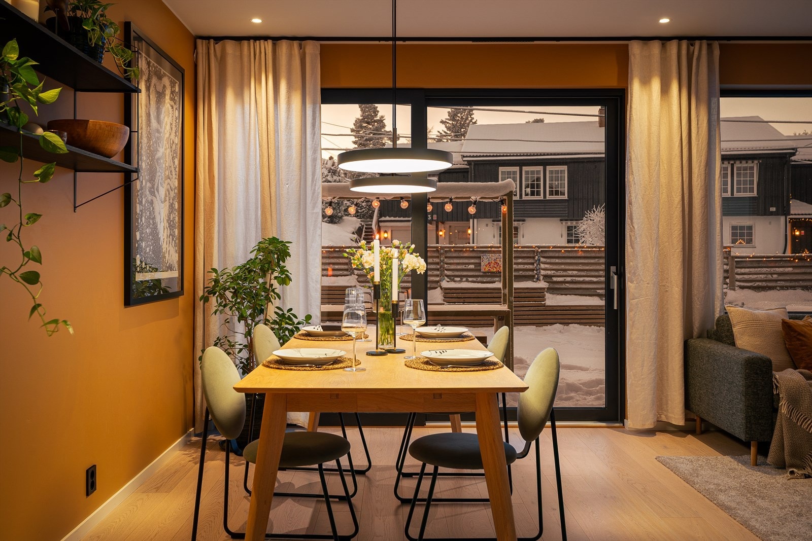 Kvelden senker seg - atmosfæren stiger. Dimmet belysning, stearinlys og peisvarme transformerer rommet til et perfekt samlested for vennegjengen og familien. Galleribilde