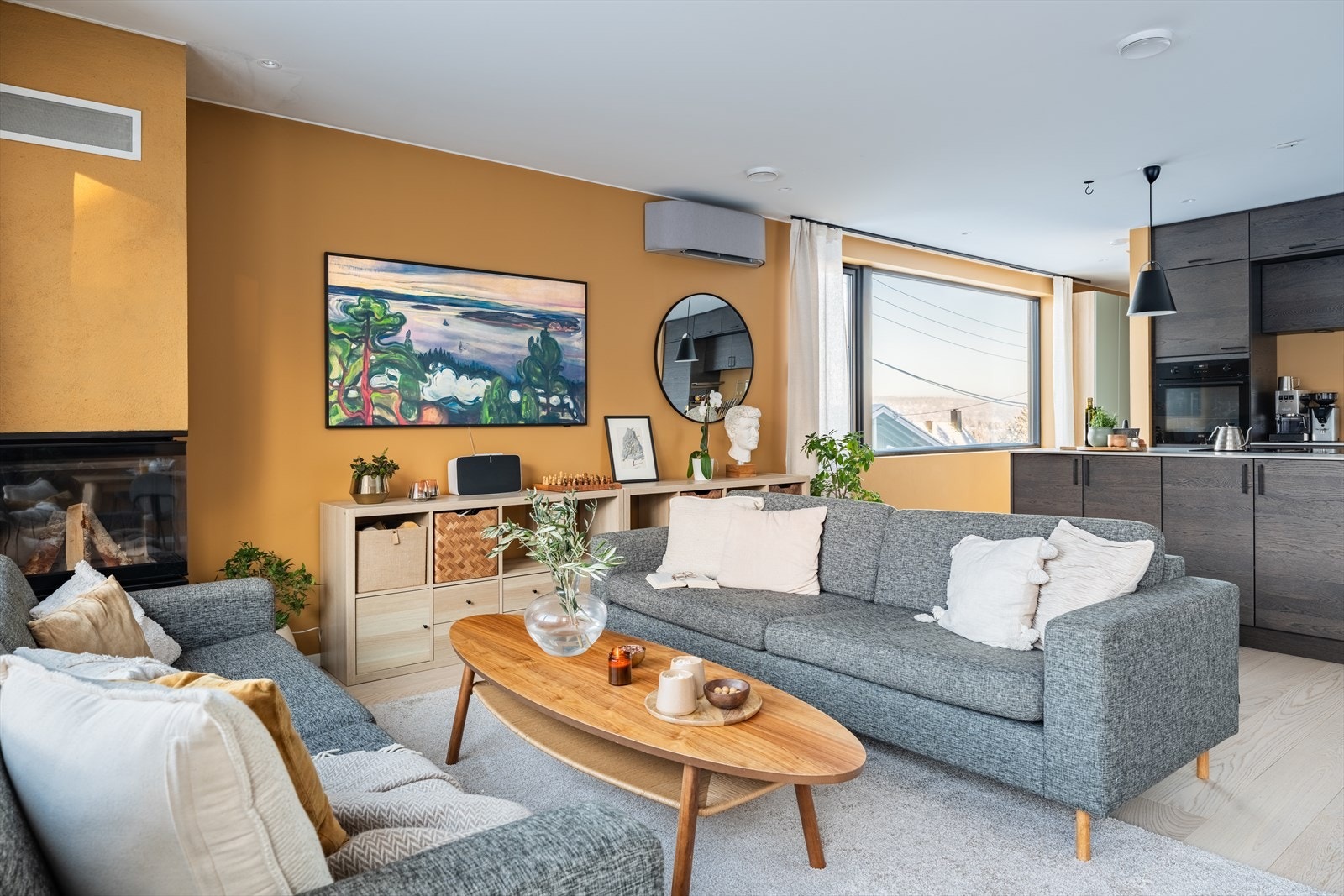 Filmkvelden har fått sitt drømmerom. Peisen knitrer, sofaen er dyp, og alle har sitt favoritthjørne. Dette er rommet der filmkvelder blir tradisjoner og søndager varer litt ekstra lenge. Galleribilde