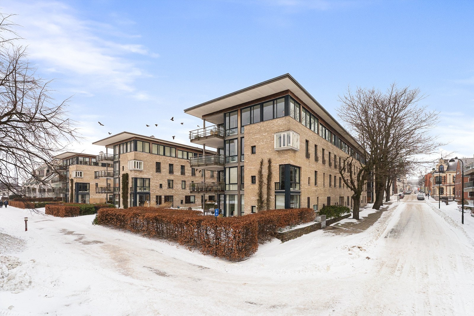 Østre Strandgate 30 har inngang fra Kirkegata midt på bygget til høyre av de tre frontbyggene i det "nye Rasmussen bygget" Galleribilde