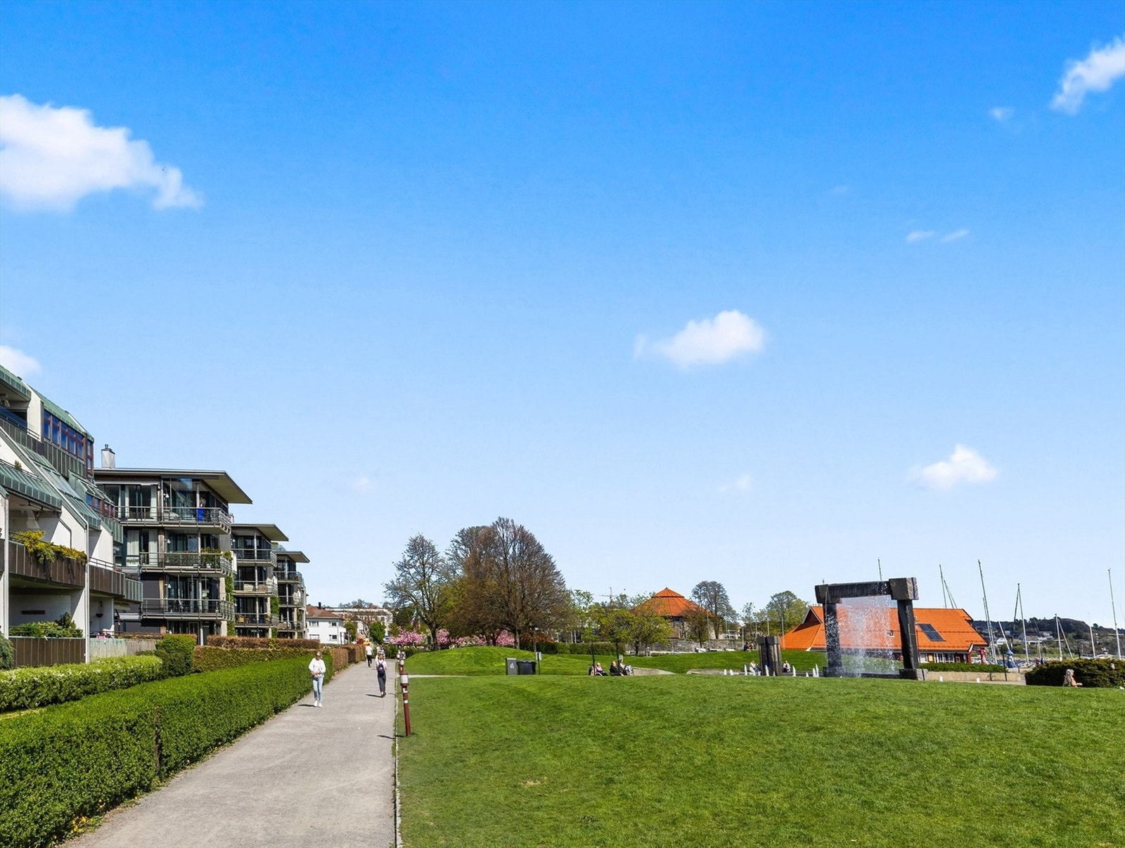 Strandpromenaden strekker seg fra Bystranda til Fiskebrygga og Kanalbyen som er en flott tursti land sjøen i sentrum Galleribilde