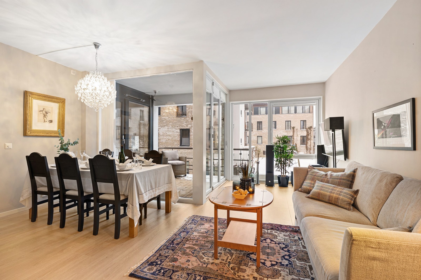 Svært god planløsning som er enkel å møblere med plass til sofagruppe og stort spisebord Galleribilde