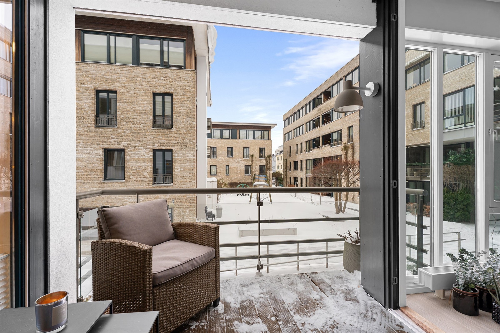 Fra balkongen på 7 kvm kan man nyte sol fra ca. kl. 9 til ca. kl. 19 om sommeren, helt usjenert og svært rolig bakgård Galleribilde