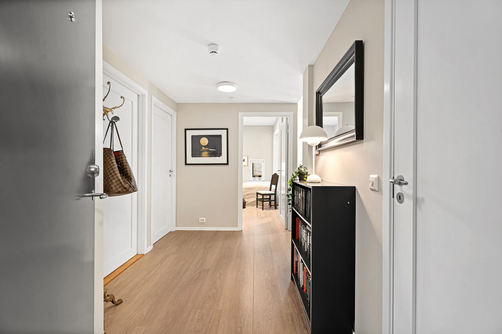 Pent oppusset leilighet i lyse og lune farger - Gang med plass til ytterklær, hyller og kanskje en barnevogn? Galleribilde