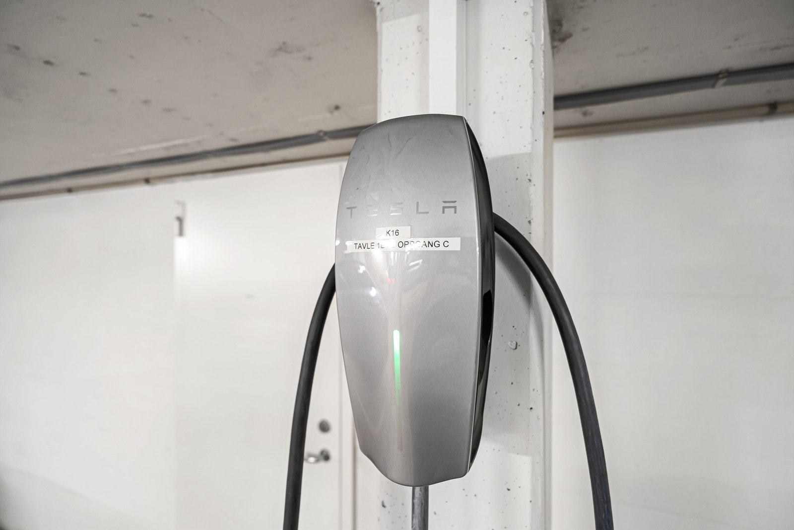 Tesla el-bil lader medfølger, svært praktisk med bod på hele 7 kvm i bakkant av parkeringsplassen Galleribilde