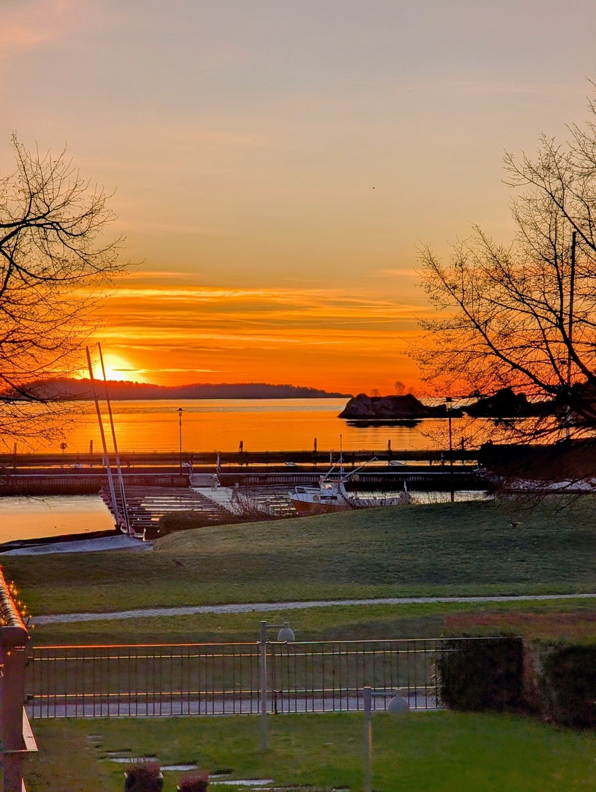 Morgensol nyttårsaften ca. kl. 9 sett fra balkong utover Byfjorden (Privat bilde) Galleribilde