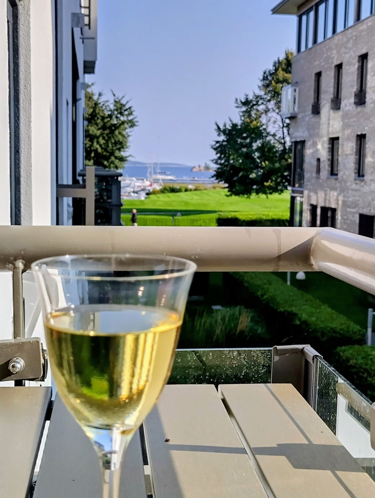 Privat bilde med utsikt fra balkong mot Nupen, Byfjorden og gjestehavnen Galleribilde