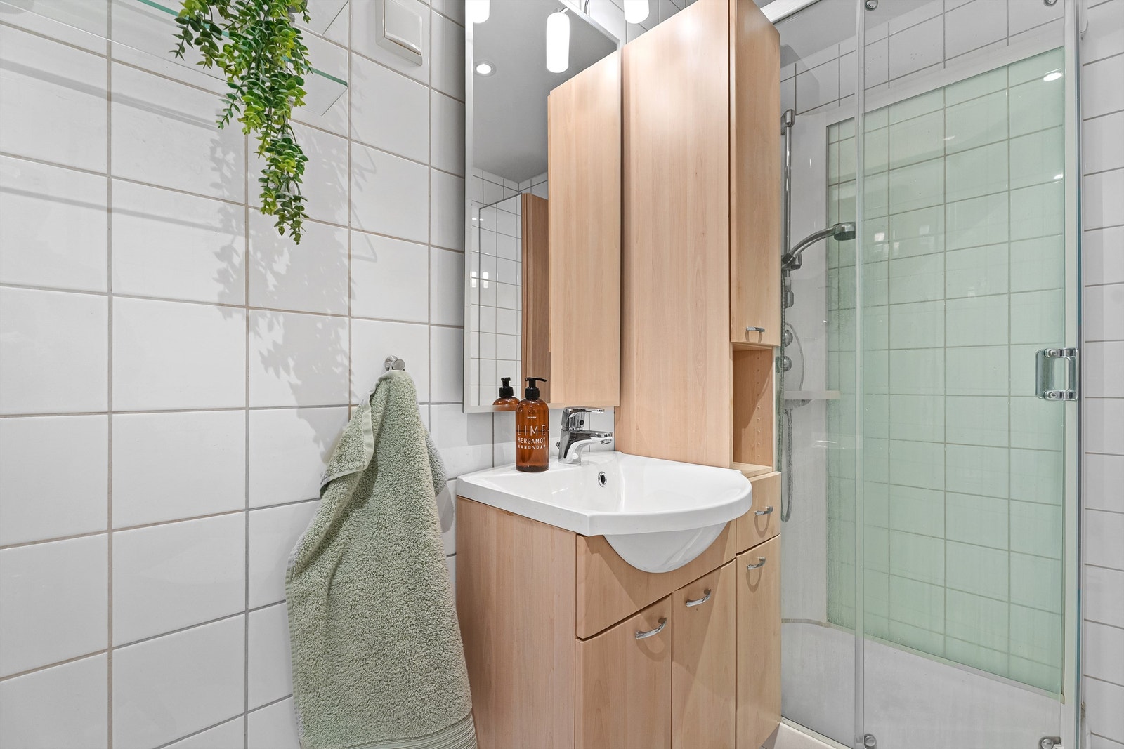 Baderomsinnredning med god oppbevaring og dusjkabinett Galleribilde