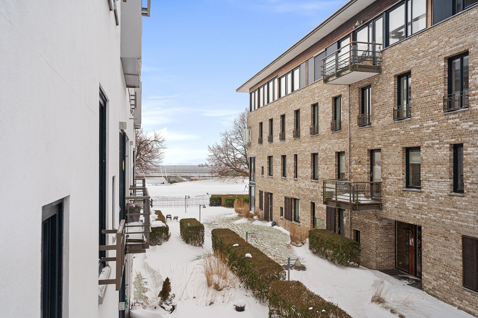 Utsikt fra balkong som ligger usjenert og tilbaketrukket i lun hyggelig bakgård Galleribilde