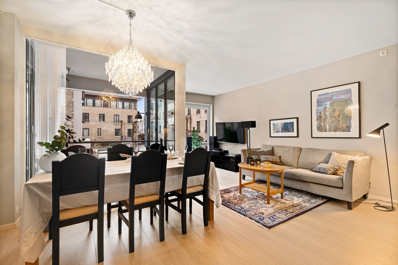 Behagelig leilighet med store vindusflater som gir godt med dagslys Galleribilde