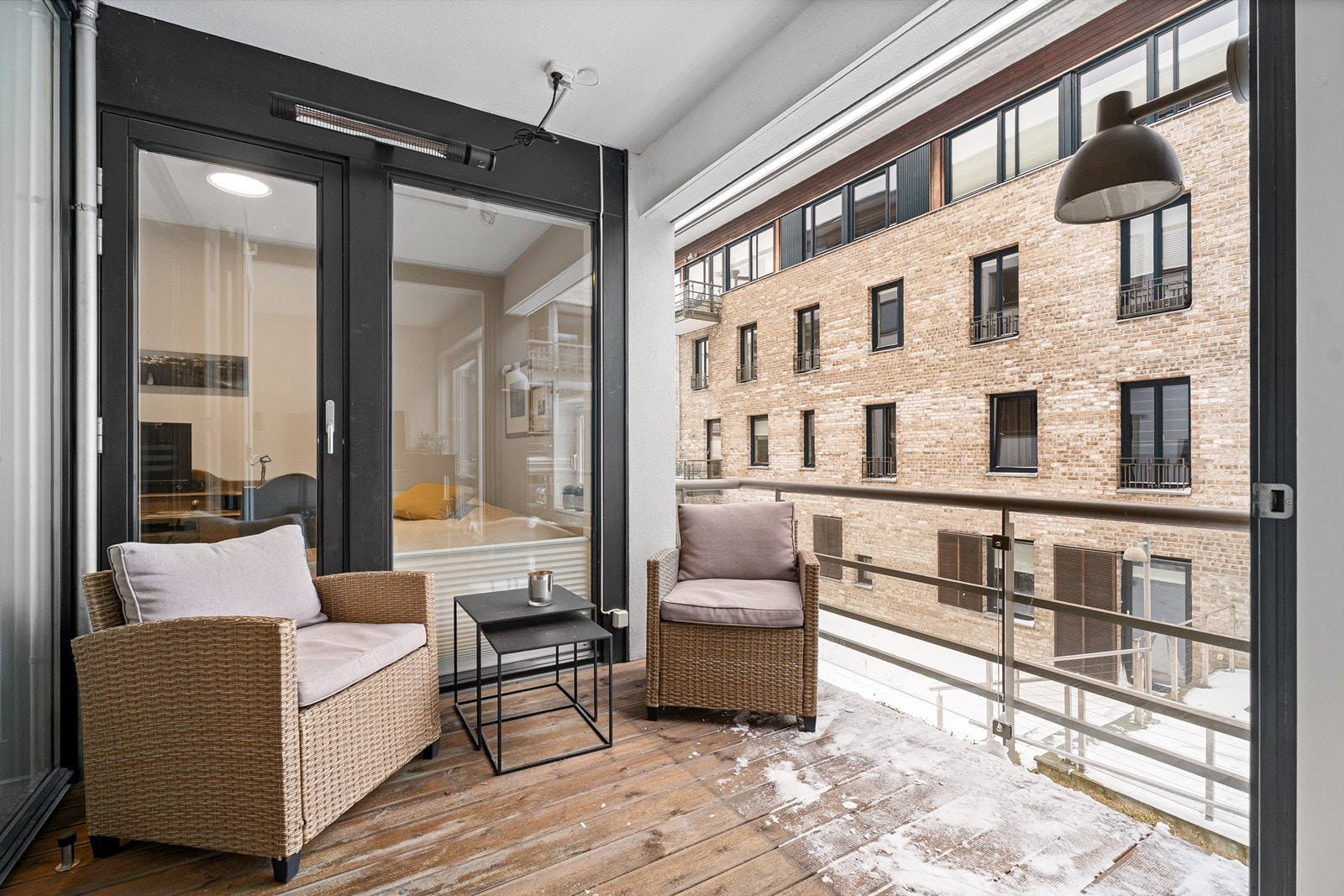 Sørvestvendt balkong med gode solforhold og utsikt over sameiets vannspeil og Byfjorden til venstre Galleribilde