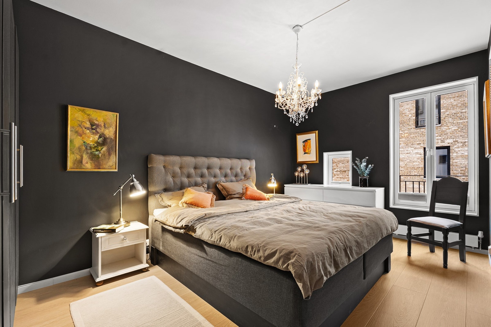 Lunt og stilig rom med mørk behagelig soveromsfarge, god plass til kommode, sitteplass og stor garderobe Galleribilde