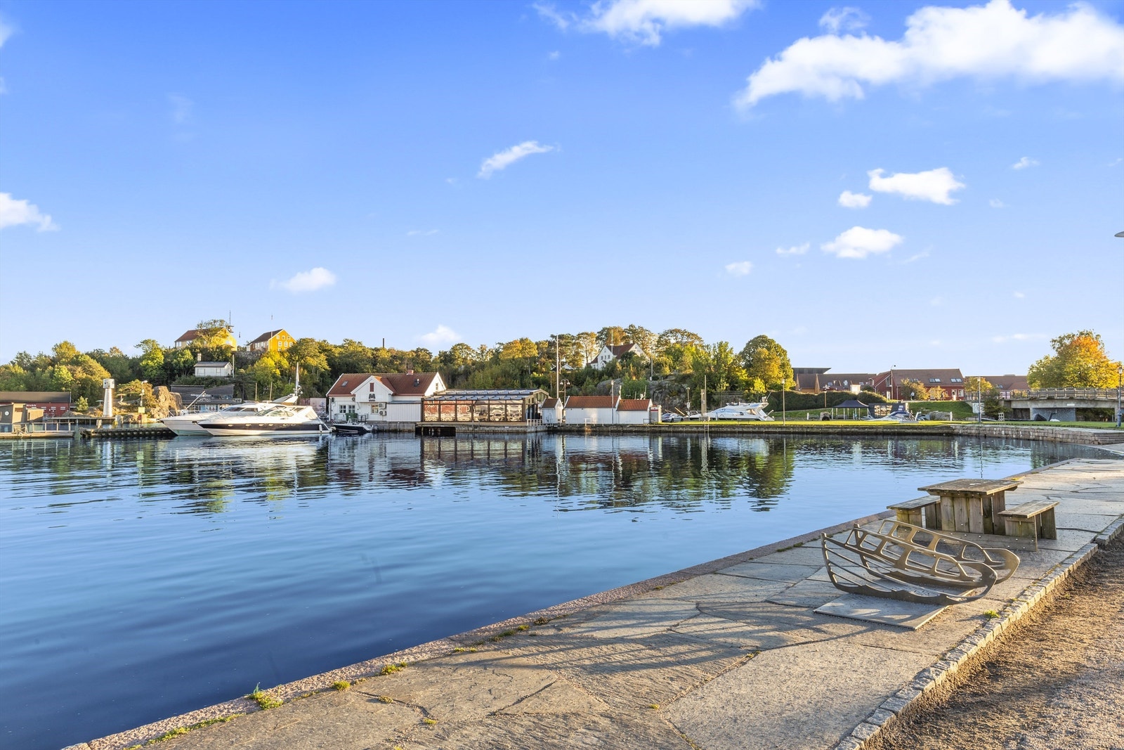 Promenaden sett mot Fiskebrygga og Odderøya som er et nydelig turområde med søndagsåpen kafe, badesteder og f.eks julemarked m.m. Galleribilde
