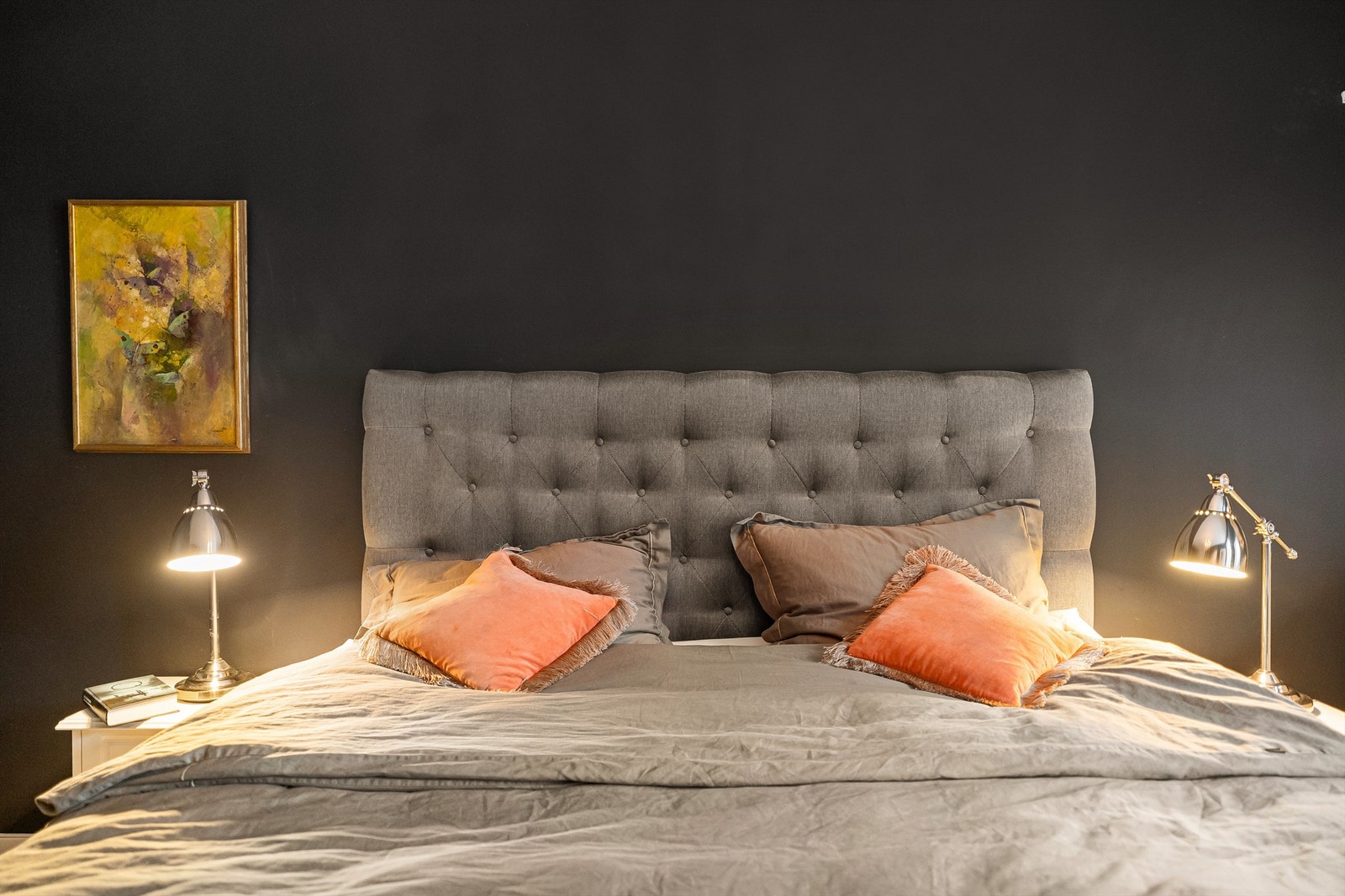 Det er naturligvis også plass til stor dobbeltseng med nattbord på hver side Galleribilde