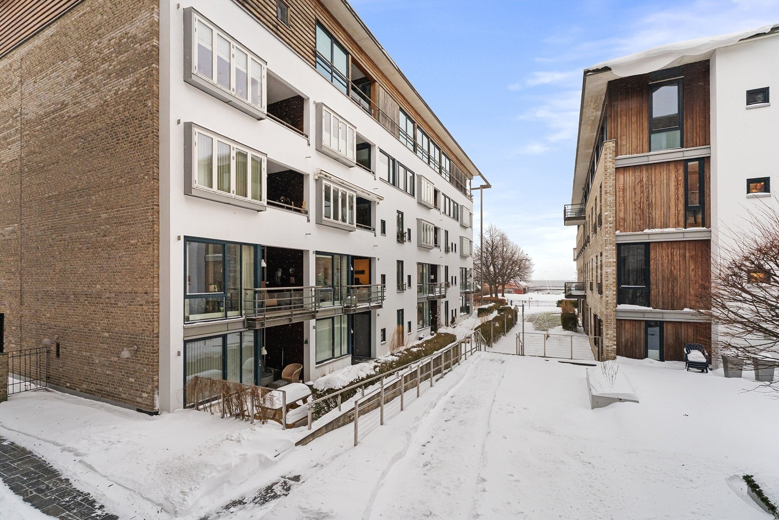 Luftig og god beliggenhet i sameiet med lun, svært still og rolig omgivelser Galleribilde