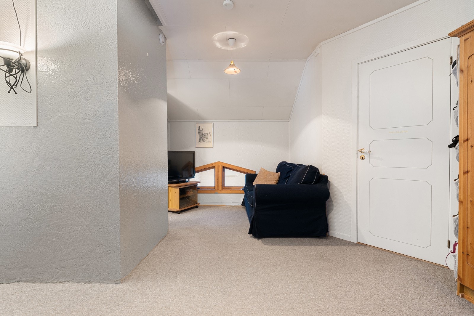 Romslig gang i andre etasje med plass til liten sofa Galleribilde